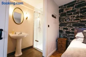 Luxury Large Group Accommodation with Hot Tub - Image 4