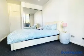 New Comfy stylish Apt in Rhodes Next to train n shopping center - Image 1