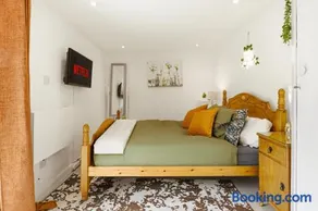 Garden Studio En-Suite - Image 1