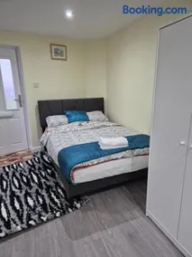 Spacious one bedroom Self Contain with toilet and bath - Image 2