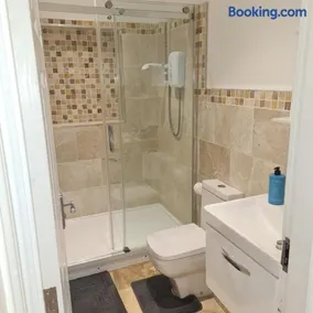 Cozy apartment in Burton town centre - Image 4