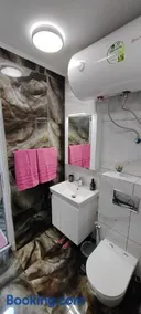 Stylish Rose Garden Apartment with Balcony & Parking - Image 3