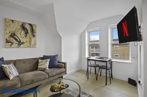 Modern Apartment I Self Check-in I Wi-Fi I Free Private Parking I Sleeps 3 - Image 5