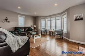 Private 3BR Waterfront Escape - Image 2