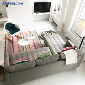 Bright City Design House! - Image 2