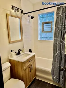 Modern 1BR Near Midway - CTA Train - Golf Nearby - Image 3
