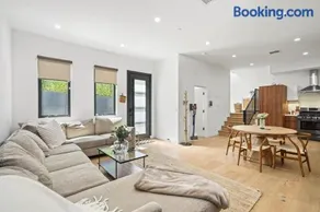 Scandinavian 2BR, 2Bath Townhome, Pet & Kid Friendly, Free Parking, 10min to Venice Beach! - Image 2