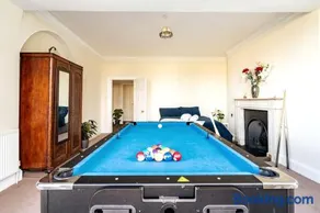 Perfect Family & Friends Home, Free Parking Security Onsite - Image 1