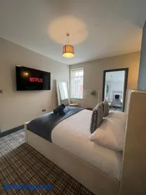 The Boathouse - Hottub - Sleeps 6 - Image 3