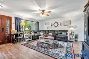Port Clinton Getaway FamilyFriendly Home Near Lake - Image 2