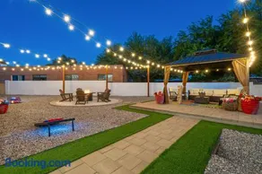 Casa Verde Midtown Firepit Lounge - Image 3