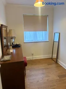 Spacious 3 bedroom house with fireplace - Image 2