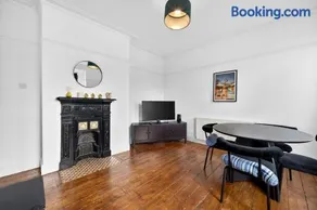 2BR Ensuite Stay with Parking - Cozy & Central - Image 2