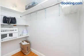 Eastie Roomy 3BR with Easy City and Airport Access - Image 2
