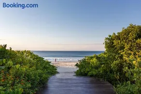 Apartamento com 4 suítes pé na areia - Image 2