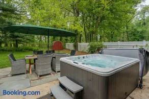 Colonial Cottage with Hot Tub & Sauna-Family Friendly - Image 2