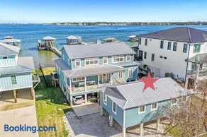 Coastal Cottage Retreat Pool, Boat Dock, & Minutes to Pirates Cove - Image 1