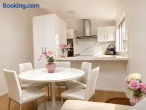 Pet-Friendly Renovated Home Easy Street Parking - Image 2