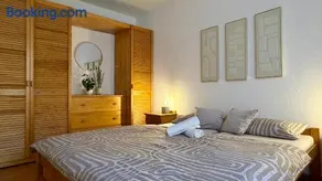 HollidayVillage 5B - Image 1