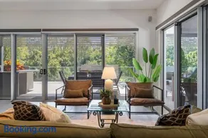 Stylish 4BR Home with BBQ and Media Room in Mt Ommaney - Image 4