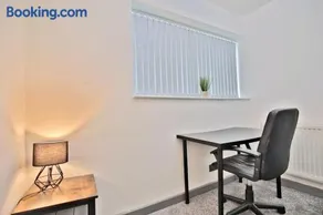Freckleton House in Town Centre, near Blackpool, Sleeps 6, Free Parking - By NMB Property - Image 4