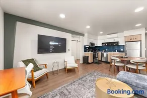 DT 2br 2bath Apartment - Image 3