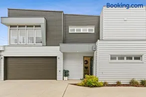 Kismet 3 bedroom luxury townhouse secure back yard walk to the beach and shops Family friendly Double garage parking WIFI - Image 1