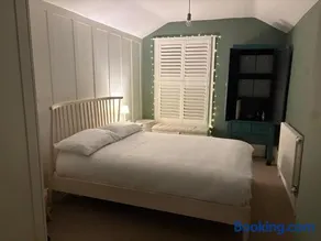 Pretty period property sleeps 4 guests with shared garden - Image 4