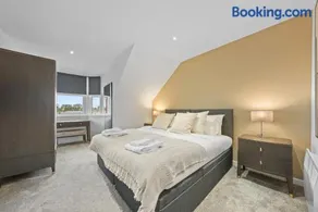 2 Bed Penthouse Apartment with Free Parking - 200m to Beach - 5 Mins From Town Centre - Ideal For Contractors - Image 2
