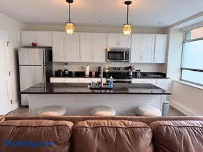 Newly Renovated Downtown Roanoke Apartment with Queen Bed & FREE Parking - Image 1