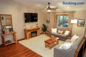 Cozy pet-friendly home near hiking trails and Lake Vermilion - Image 5