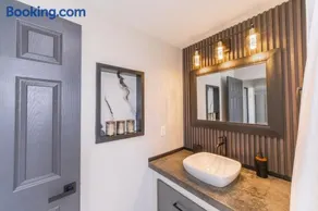 Bayshore Retreat, HUGE Private Yard & Fire Pit & Screened In Patio, Near Beaches - Image 2