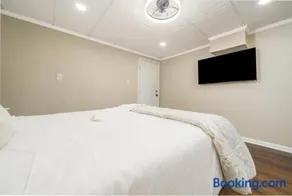 Private King Sized Basement Apartment 2 Main Queen Bedrooms With 2 Full Private Bathrooms In Each Queen Bedroom - Image 5