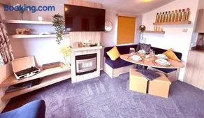 The Eden - Sleeps 8 Pet Friendly Free Wi-Fi With Patio & Hub Passes Camber Sands Cosy Spacious Modern 8 Berth Caravan - Image 4