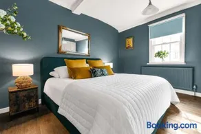 Stunning 4-Bed Hertford Townhouse Sleeps 8 - Image 1