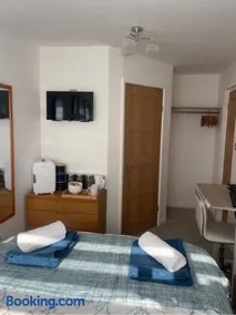 Olive Mae - Cosy Room with private en-suite bathroom - Image 2
