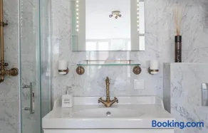 Jordaan Suite bed and bubbles - Image 3