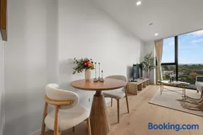 Stylish 1-Bedroom Gem a 6-Minute Walk to Westfield with Parking - Image 3