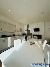 Pearl House - Delightful 3-4 Bedroom Coastal Getaway - Image 2