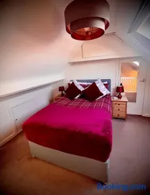Free Parking 3-Bedroom House Near York Town - Image 3