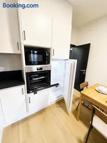 15Min Walk to Ghent Center Stylish 3BR & 1LR Apt - Image 3