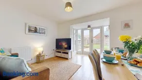 Weldon Road - Townhouse Overlooking the Park with Parking - Image 3