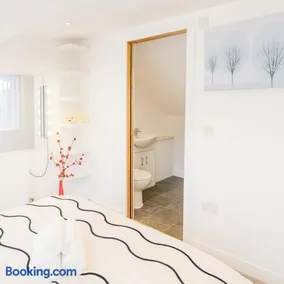Modern 3BR 3BA Watford Home, For Contractors & Families, Close to Warner Bros, Free Parking, Sleeps 6 - Image 4