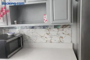 Massive 5 bedroom Close to NYC - Image 2