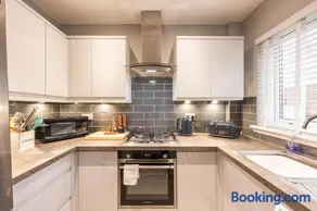 Bright 1-Bed Home with Garden Near Braid Hills Golf Course - Image 4