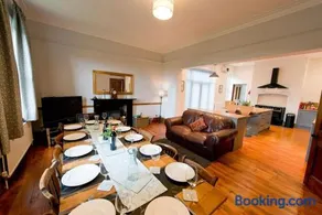 The Old Vicarage with hot-tub & sauna - Image 2
