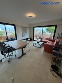 Beautiful two-room apartment with sea and mountain views - Image 4