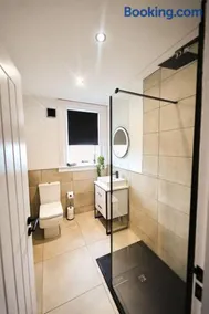 Modern 3 Bedroom Apartment - Image 1