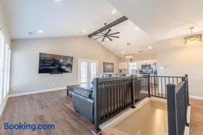 Lucky 777's with Boat Slip and Indoor Basketball - Image 3