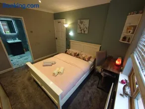 Lovely room with ensuite in a quiet house - Image 1